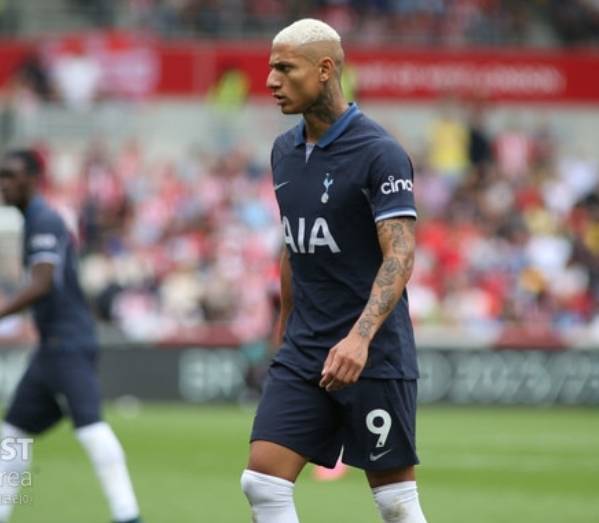 场上对决：巨人中锋对决灵巧前锋