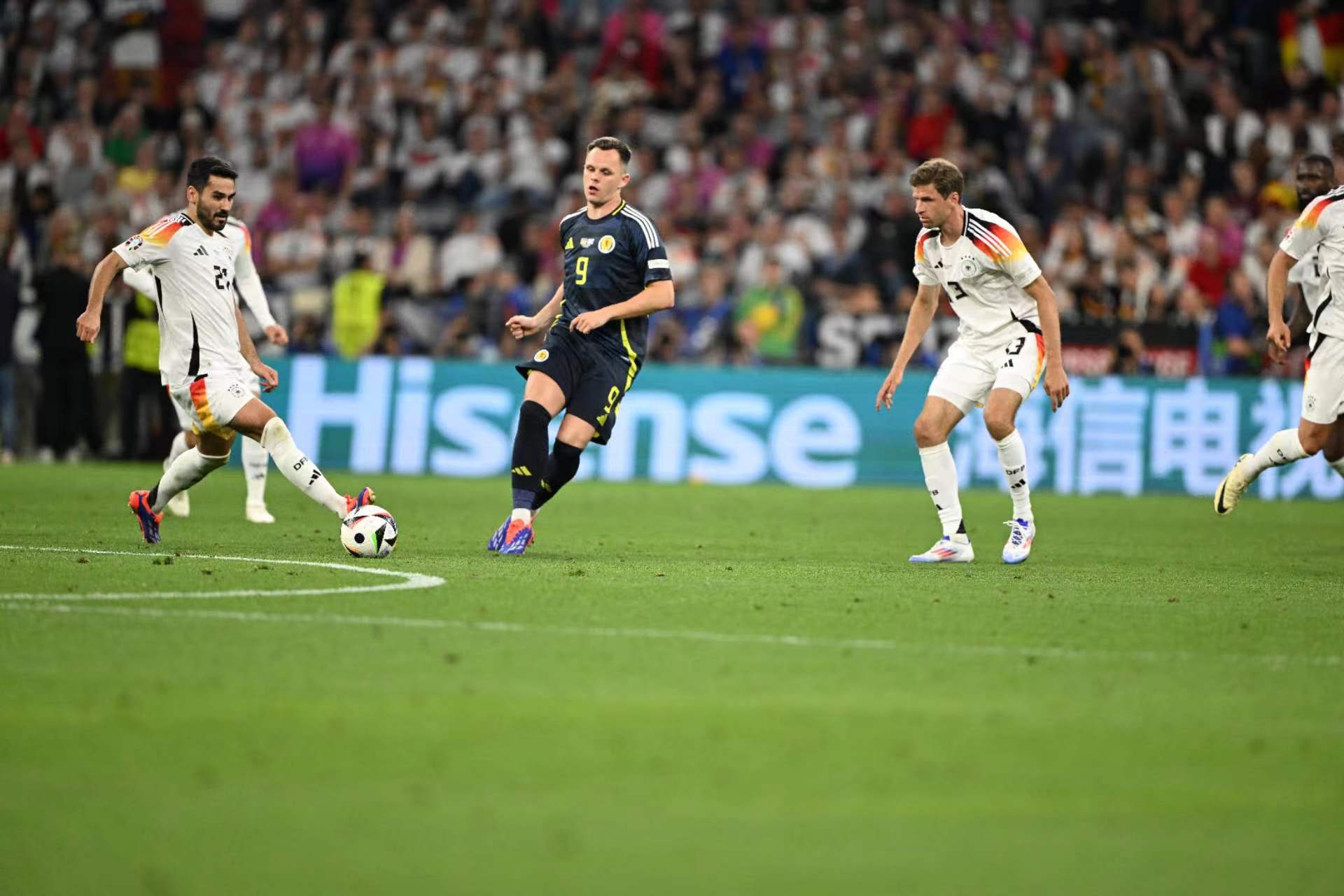 足球盛事成为社交热点，球迷互动频繁