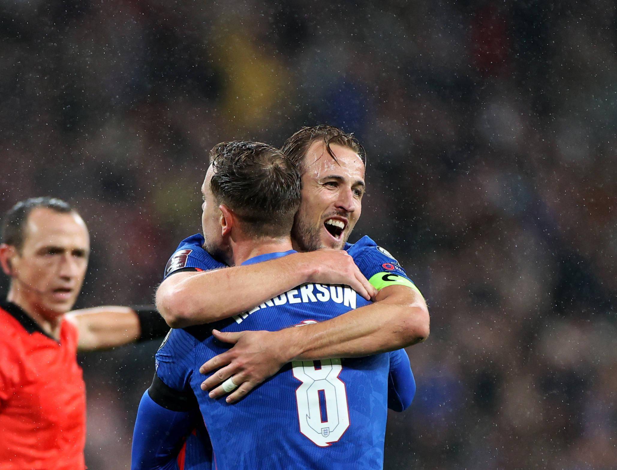 关于西班牙横扫英格兰，阿尔巴统治全场的信息