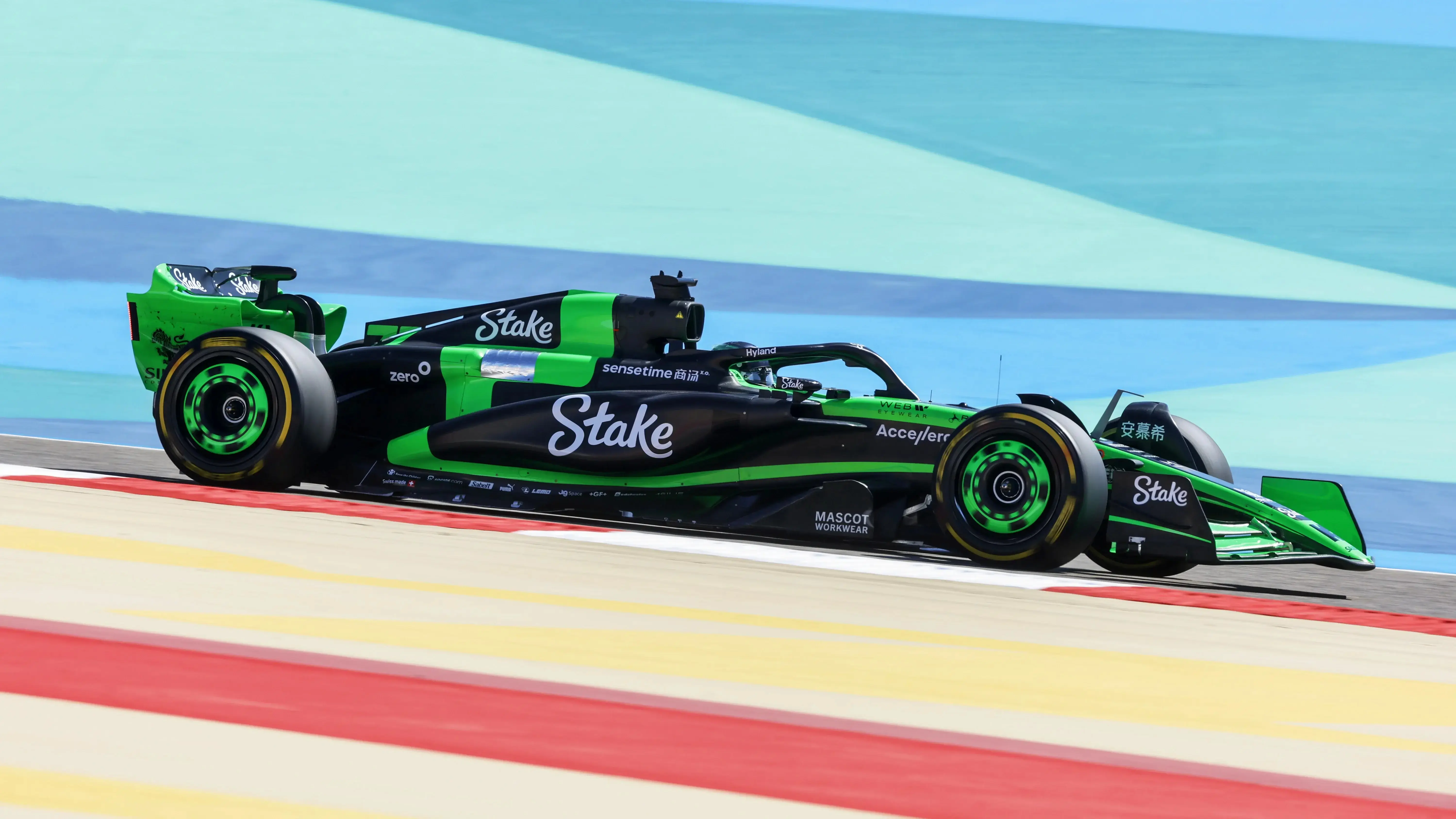 阿斯顿马丁翻盘索伯车队，诺里斯带队取胜